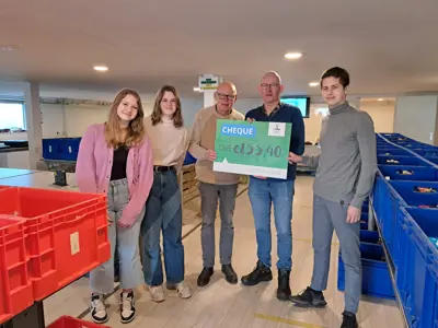 Leerlingenraad Ichthus College Dronten overhandigt cheque aan Voedselbank Dronten